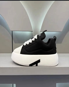 Sneakers noires & blanches – Look audacieux garanti-primary